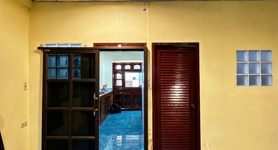 For sale and for rent 3 bedrooms townhouse in Din Daeng, Bangkok