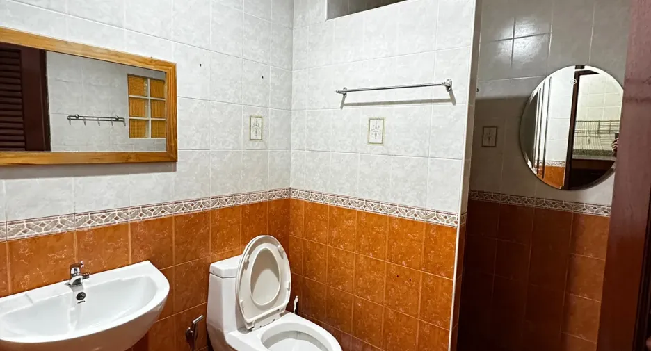 For sale and for rent 3 bedrooms townhouse in Din Daeng, Bangkok