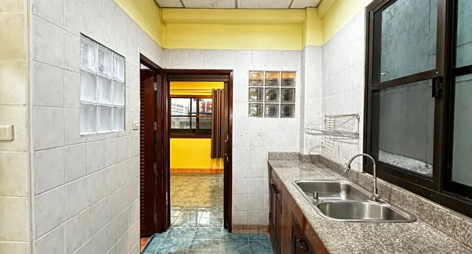 For sale and for rent 3 bedrooms townhouse in Din Daeng, Bangkok