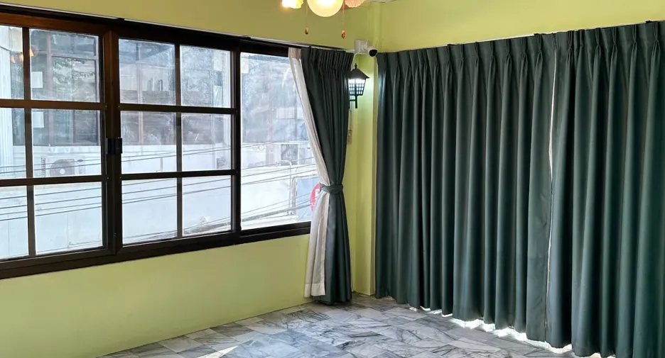 For sale and for rent 3 bedrooms townhouse in Din Daeng, Bangkok