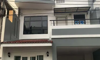 For rent 4 bedrooms townhouse in Bang Na, Bangkok