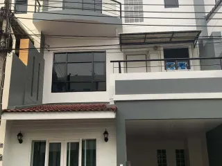 For rent 4 bedrooms townhouse in Bang Na, Bangkok