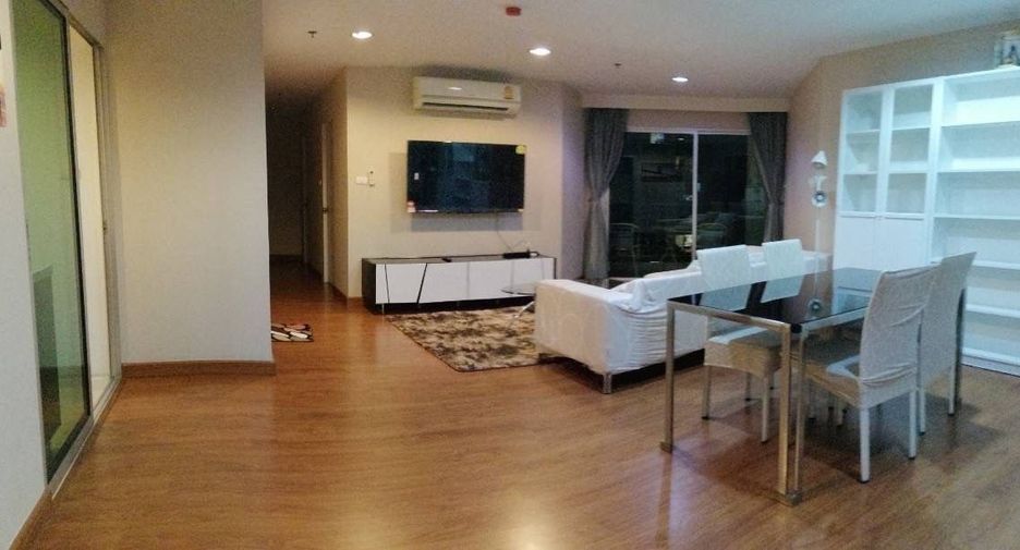 For rent 3 bedrooms condo in Huai Khwang, Bangkok