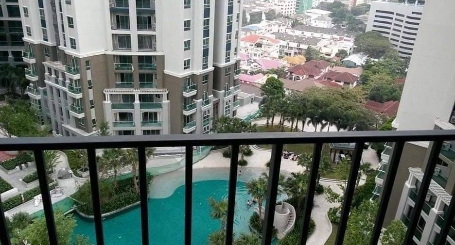 For rent 3 bedrooms condo in Huai Khwang, Bangkok