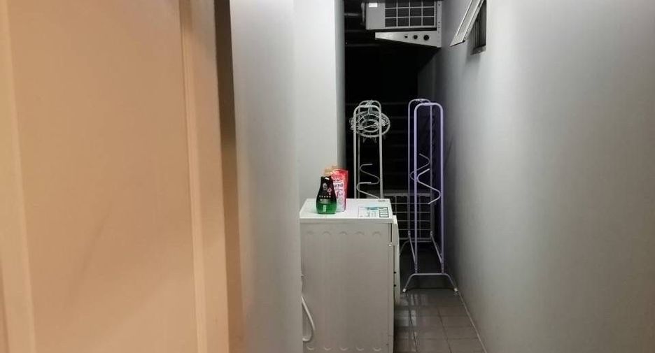 For rent 3 bedrooms condo in Huai Khwang, Bangkok
