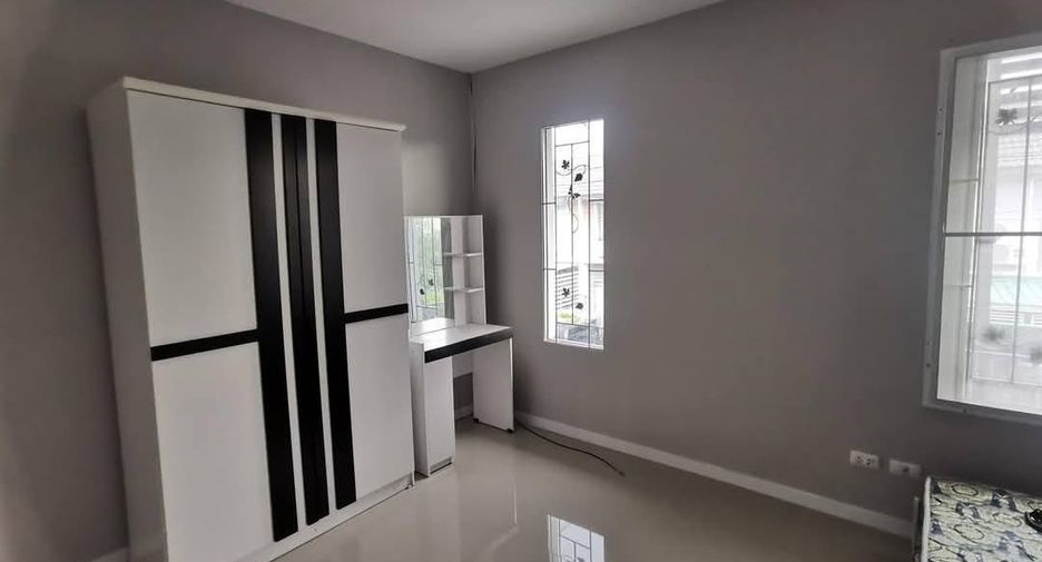 Casa adosada en alquiler de 3 habitaciones en Bang Phli, Samut Prakan