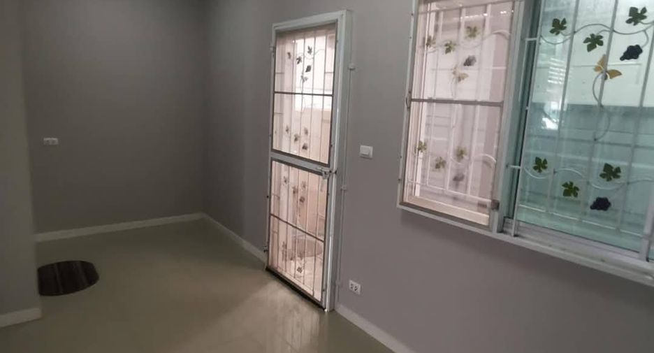 Casa adosada en alquiler de 3 habitaciones en Bang Phli, Samut Prakan