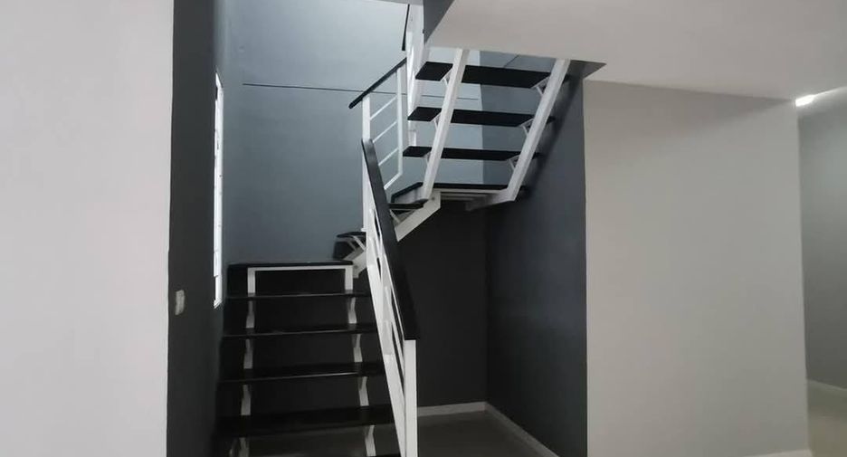 Casa adosada en alquiler de 3 habitaciones en Bang Phli, Samut Prakan