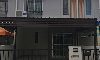 Casa adosada en alquiler de 3 habitaciones en Bang Phli, Samut Prakan