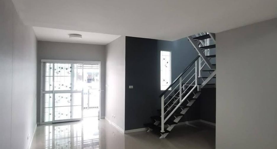 Casa adosada en alquiler de 3 habitaciones en Bang Phli, Samut Prakan