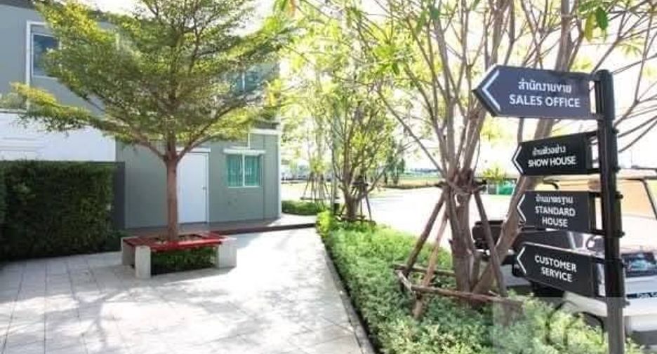 Casa adosada en alquiler de 3 habitaciones en Bang Phli, Samut Prakan