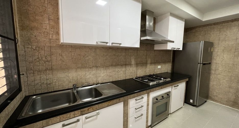 For rent 3 bedrooms apartment in Khlong Toei, Bangkok
