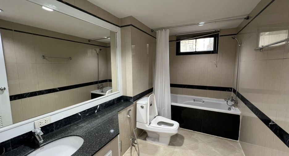 For rent 3 bedrooms apartment in Khlong Toei, Bangkok