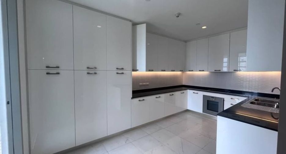 For rent 4 bedrooms condo in Pathum Wan, Bangkok
