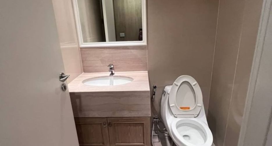 For rent 4 bedrooms condo in Pathum Wan, Bangkok