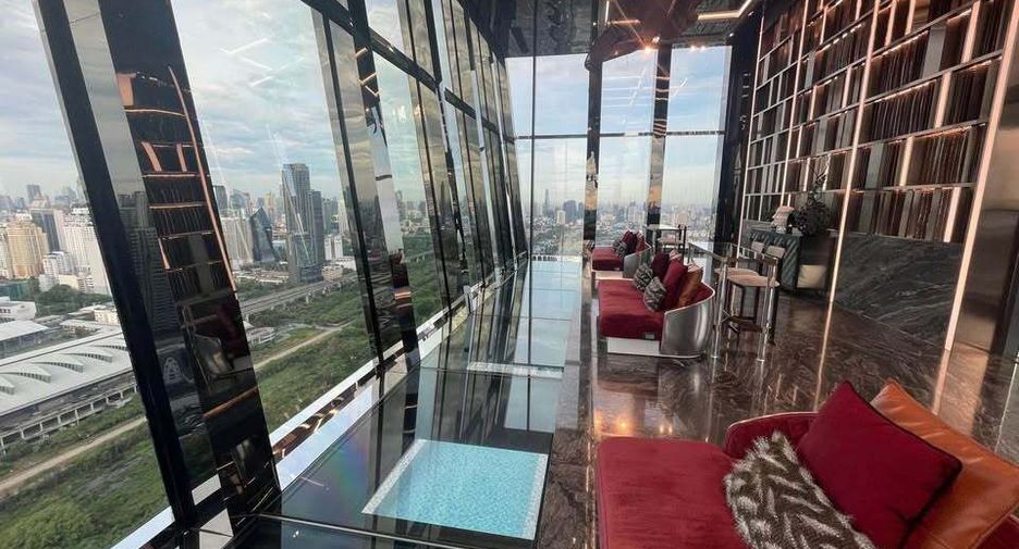 For rent 2 bedrooms condo in Huai Khwang, Bangkok