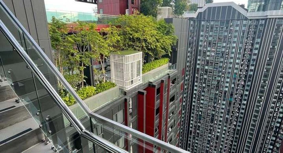 For rent 2 bedrooms condo in Huai Khwang, Bangkok