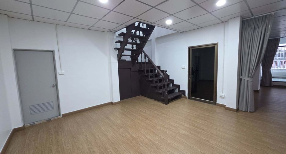 For rent 5 bedrooms house in Lat Phrao, Bangkok