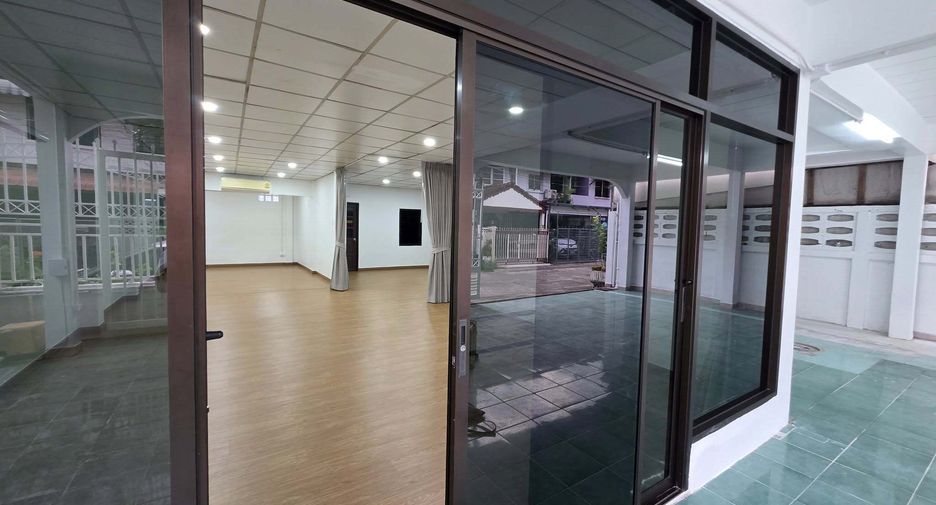 For rent 5 bedrooms house in Lat Phrao, Bangkok