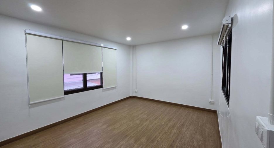 For rent 5 bedrooms house in Lat Phrao, Bangkok
