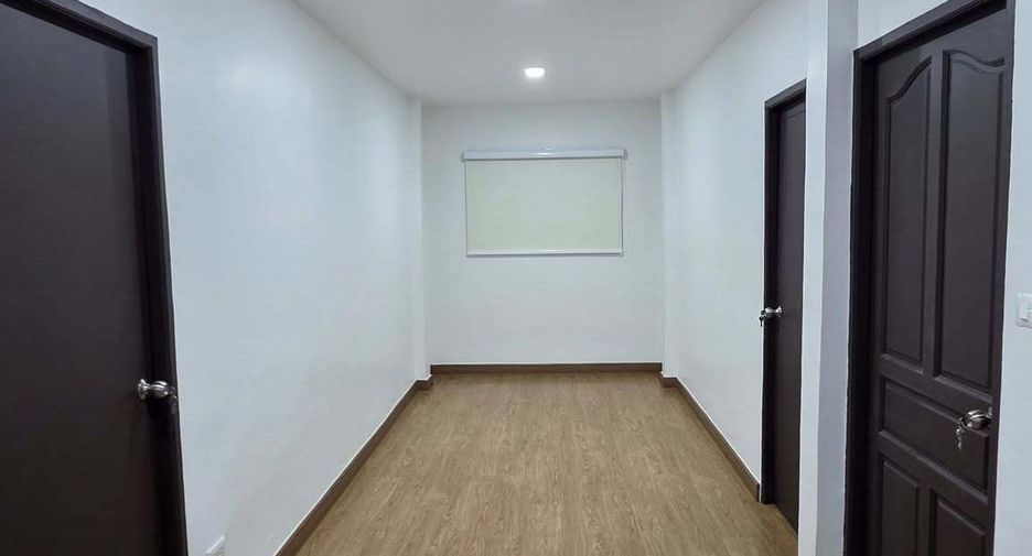 For rent 5 bedrooms house in Lat Phrao, Bangkok