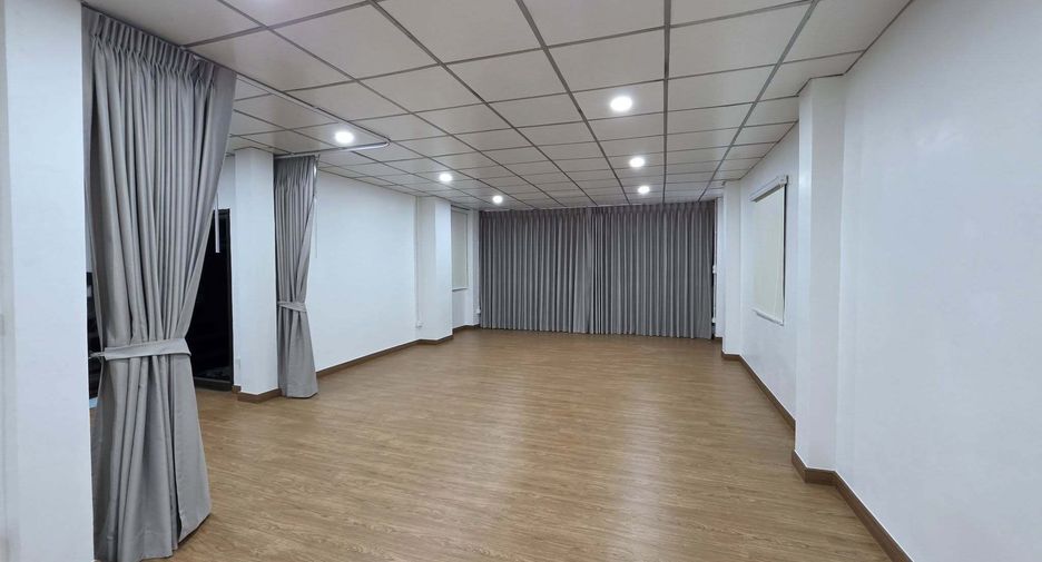 For rent 5 bedrooms house in Lat Phrao, Bangkok