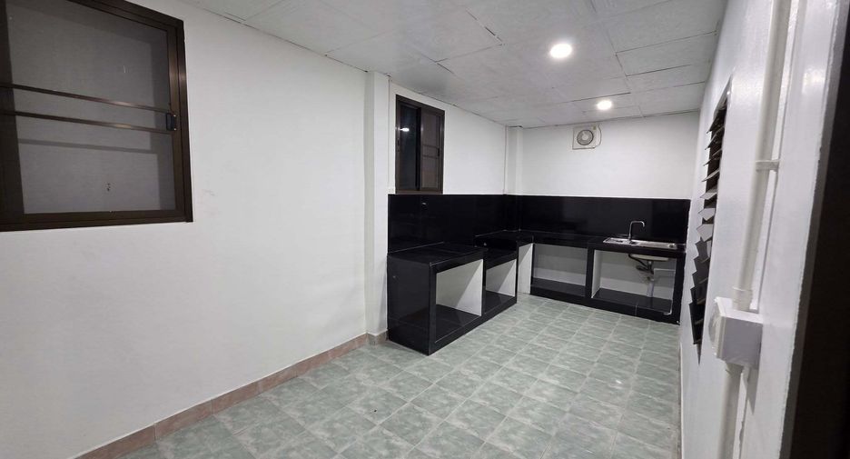 For rent 5 bedrooms house in Lat Phrao, Bangkok