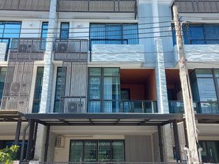 Casa adosada en alquiler de 3 habitaciones en Bang Phli, Samut Prakan