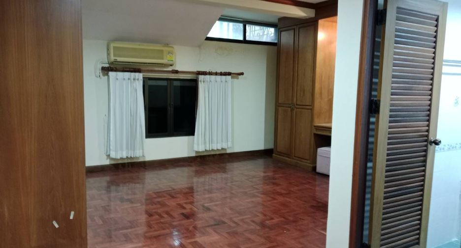 For rent 3 bedrooms condo in Watthana, Bangkok