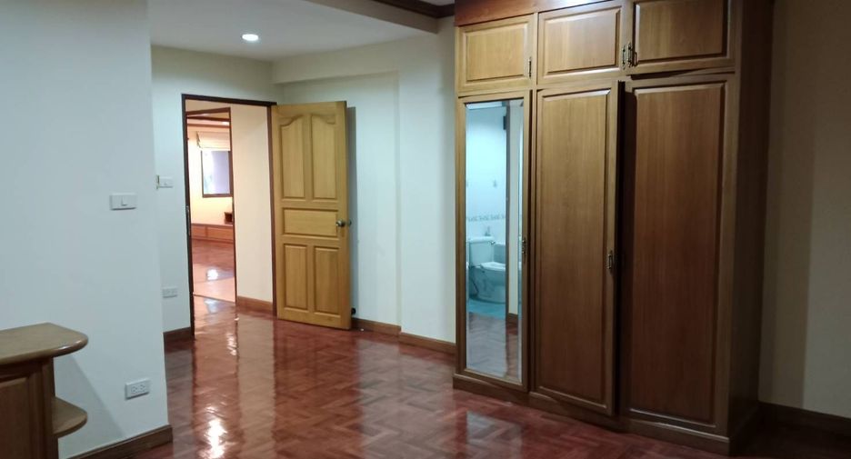 For rent 3 bedrooms condo in Watthana, Bangkok