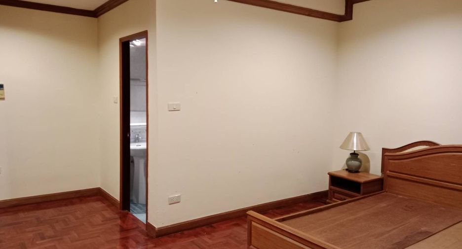 For rent 3 bedrooms condo in Watthana, Bangkok