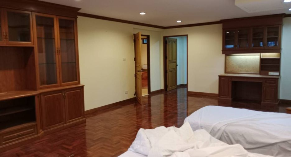 For rent 3 bedrooms condo in Watthana, Bangkok