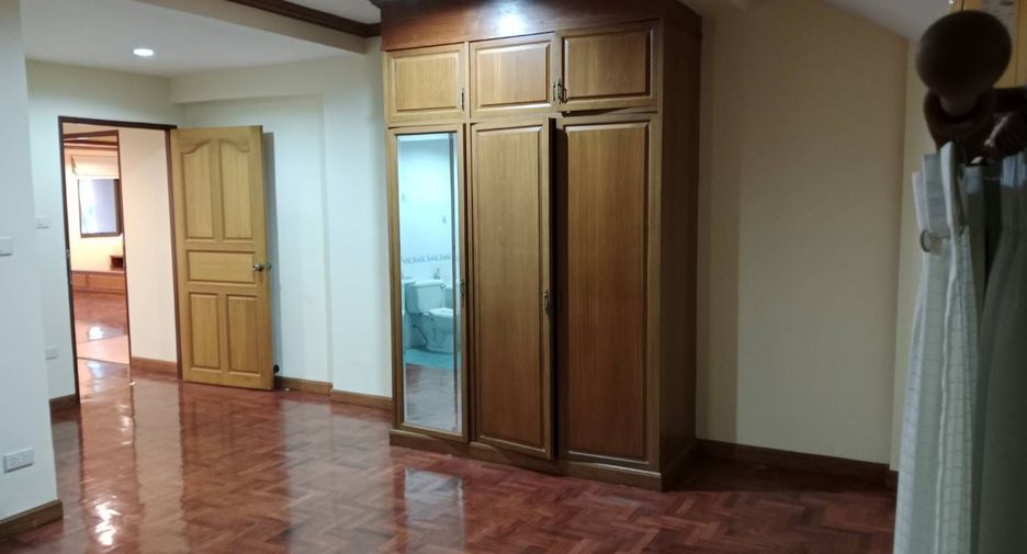 For rent 3 bedrooms condo in Watthana, Bangkok