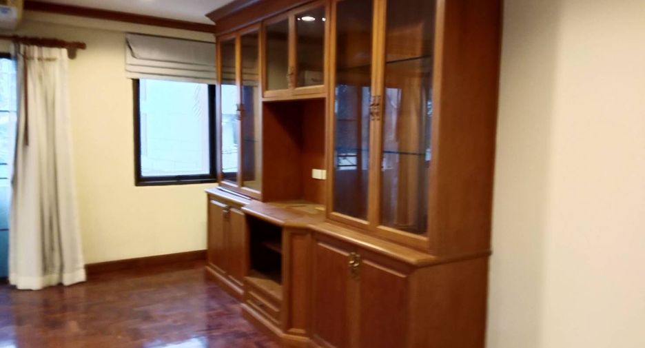 For rent 3 bedrooms condo in Watthana, Bangkok