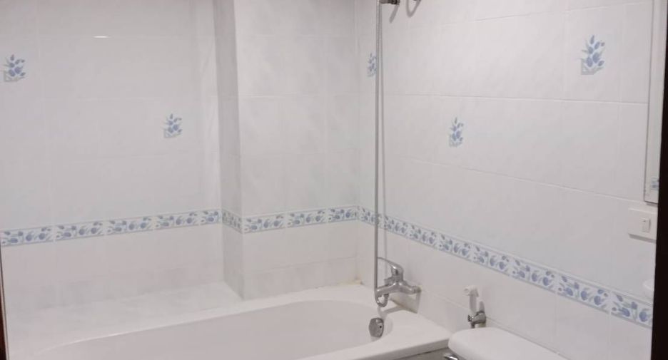 For rent 3 bedrooms condo in Watthana, Bangkok