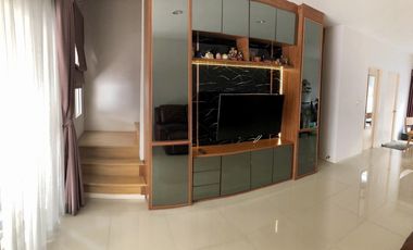 Casa adosada en alquiler de 3 habitaciones en Suan Luang, Bangkok