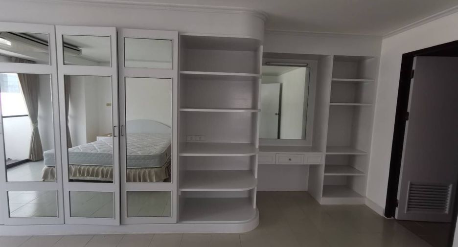 For rent 3 bedrooms condo in Watthana, Bangkok