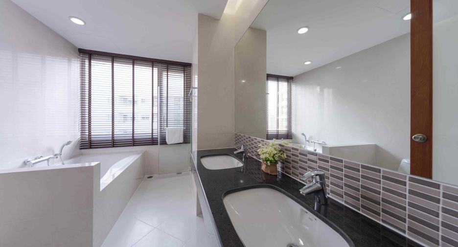 À louer 4 chambres condo à Khlong Toei, Bangkok