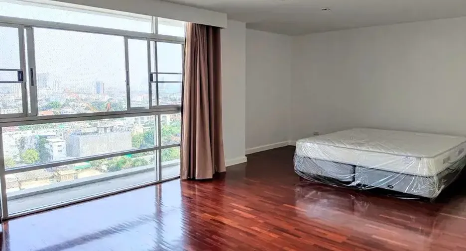 For rent 3 bedrooms condo in Watthana, Bangkok