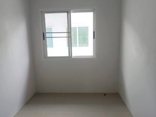 Casa adosada en venta de 3 habitaciones en Sam Khok, Pathum Thani