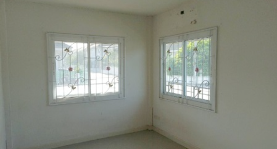 出售 2 卧室 独立屋 在 Si Racha, Chon Buri