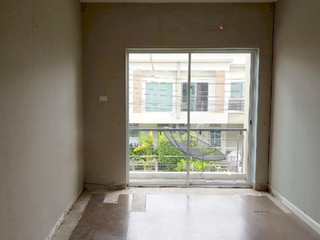 À vendre 1 chambre maison de ville à Khlong Sam Wa, Bangkok