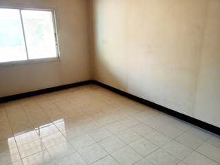 Casa adosada en venta de 2 habitaciones en Pluak Daeng, Rayong