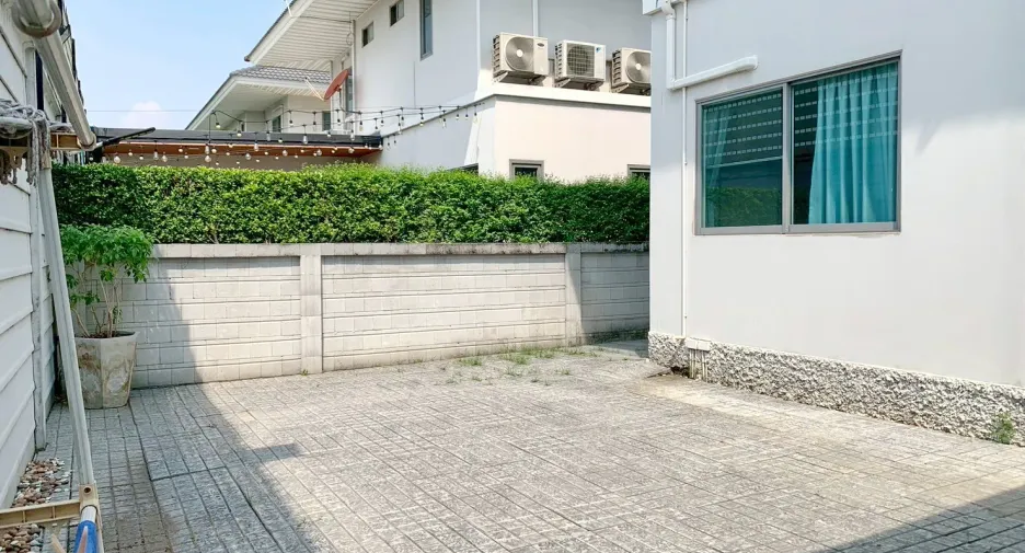 For sale and for rent 4 bedrooms house in Lat Krabang, Bangkok