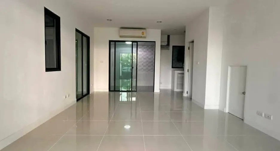 For sale 3 bedrooms townhouse in Bueng Kum, Bangkok