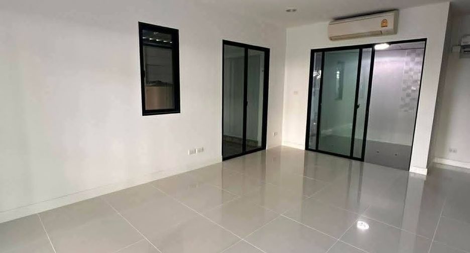 For sale 3 bedrooms townhouse in Bueng Kum, Bangkok