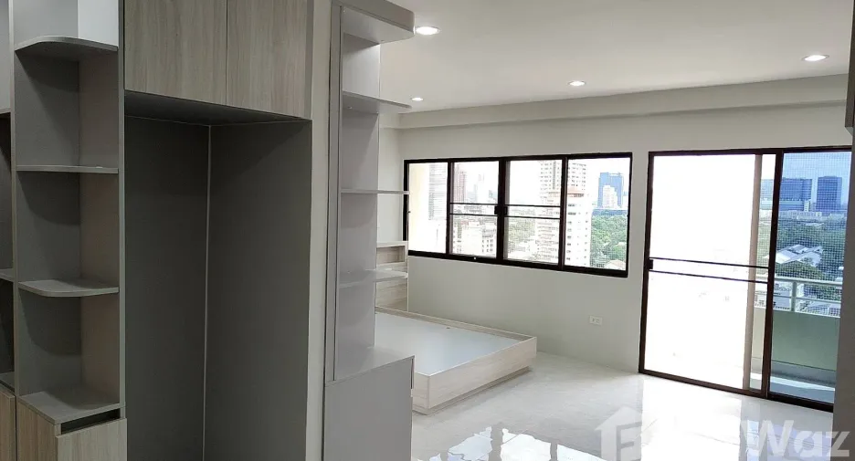 For sale studio condo in Khlong Toei, Bangkok