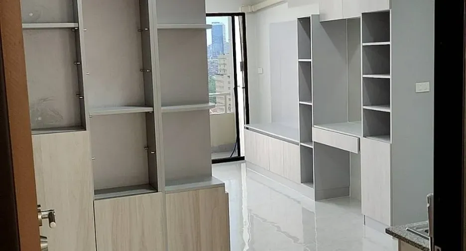 For sale studio condo in Khlong Toei, Bangkok