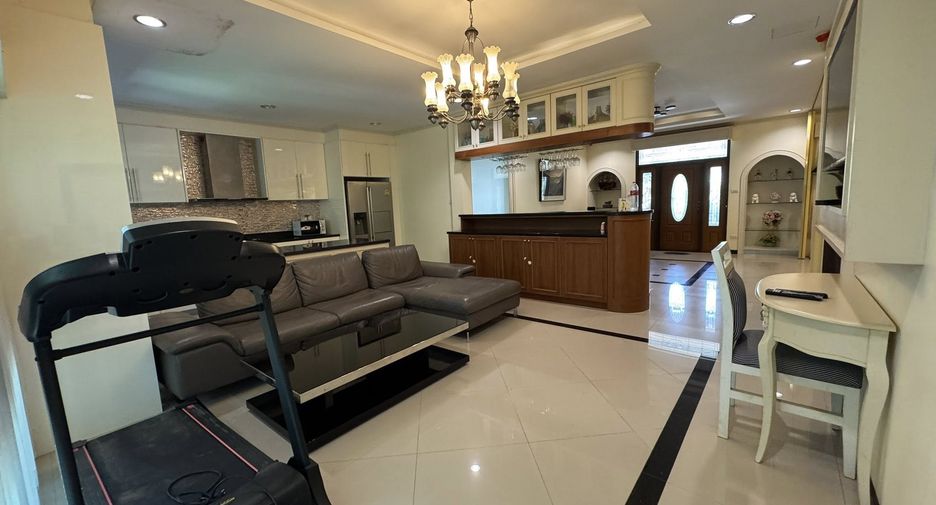 Casa en alquiler de 4 habitaciones en Bang Lamung, Chonburi