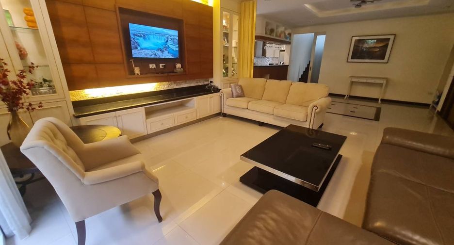 Casa en alquiler de 4 habitaciones en Bang Lamung, Chonburi
